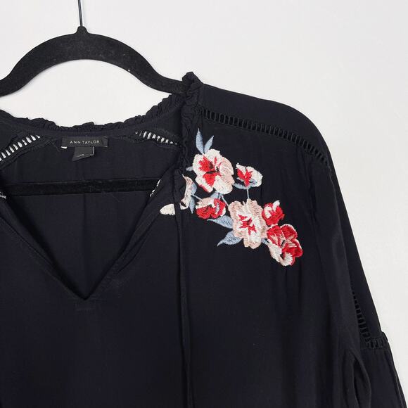 Ann Taylor Medium M Black Floral Embroidered 3/4 Sleeve Blouse V Neck Top - Picture 3 of 9